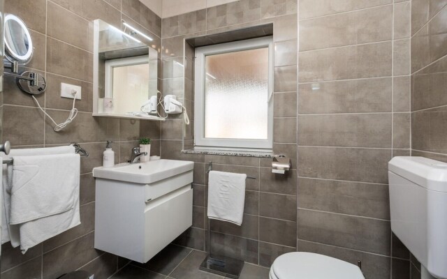 Awesome Home in Fuzine with Hot Tub, WiFi & 3 Bedrooms