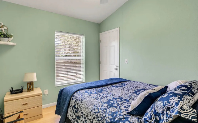 Group-Friendly Tarpon Springs Duplex by RedAwning