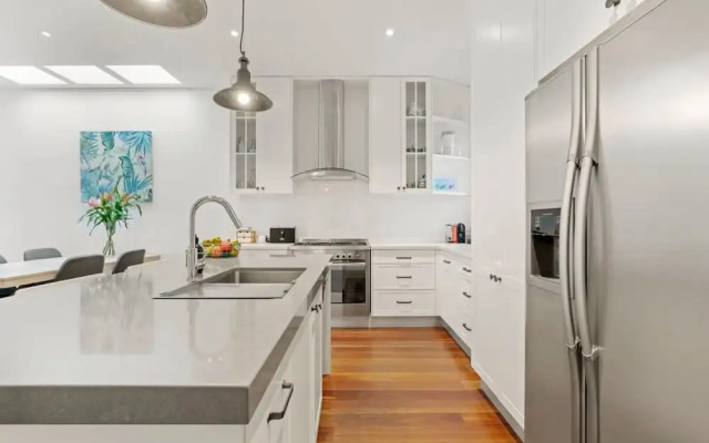 Bright Home in Trendy Newtown Close to the Park