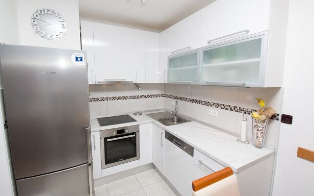 Apartment Jerko - 200 m from beach: A1 Omis, Riviera Omis