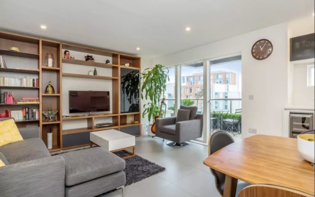 Central & Modern 2 Bedroom Old Street Flat