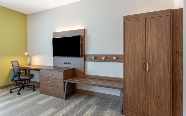 Holiday Inn Express & Suites Springfield North, an IHG Hotel