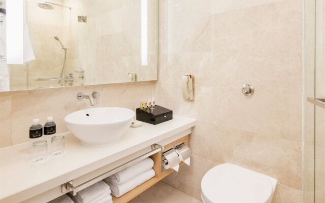 Отель The Robertson House by The Crest Collection