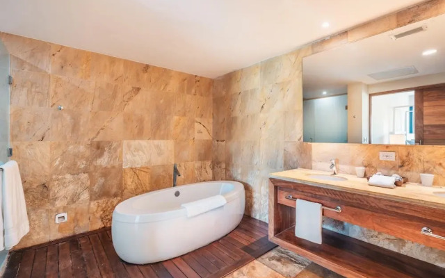Apt w 2br-beachfront Private Pool in Sotogrande