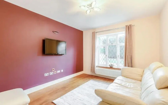 6 Bed House - Sleeps 11 - Pets - Garden - Parking