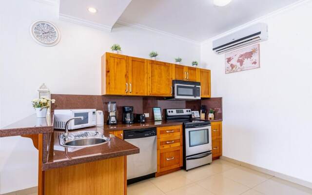 2BR Townhouse 3min Walk 2 Eaglebeach w Pool BBQ