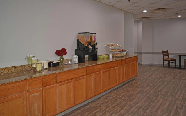 Ramada by Wyndham East Syracuse Carrier Circle