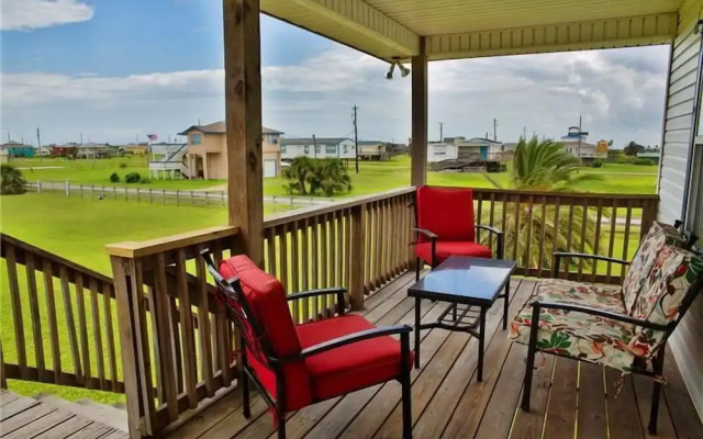 Spacious Retreat W/expansive Yard & Beach Access!