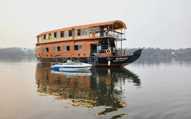 Aquaholic - A Floating Villa