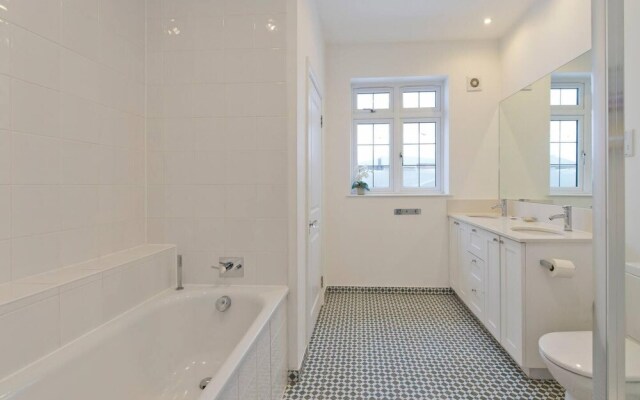 Spacious 7 Bedroom Family Home Barnes