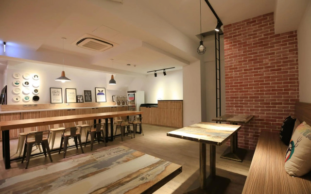 Flyinn Hostel