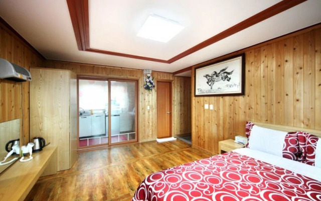 Seogwipo Hyeongjebawibada Pension