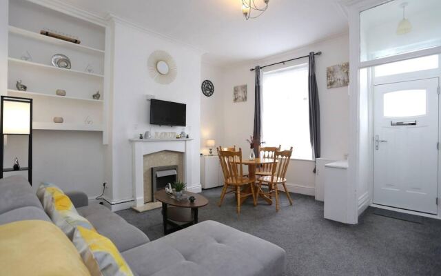 Charming 2-bed Home in Blackpool-central w Parking