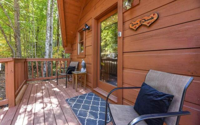 Cute Studio Cabin! Views! Private. Hot Tub. Relax!