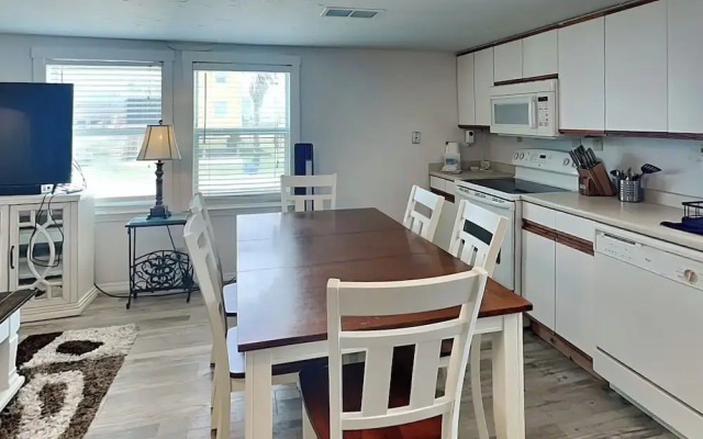 Surfside Beach Bungalow by Ryson Vacation Rentals
