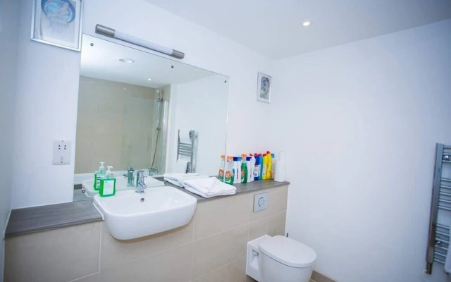 Stunning 2 Bed Apartment With Parking