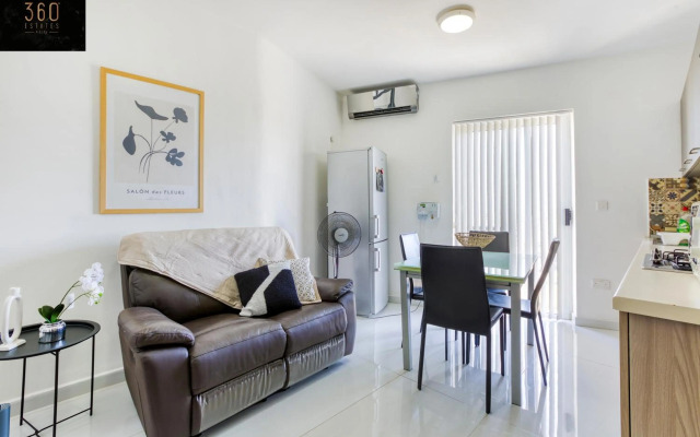 Spacious, 1BR duplex off UNI/Hospital with WIFI by 360 Estates