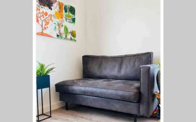 Warm welkom! Zeer ruime privé studio met tuin