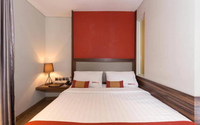 RedDoorz Plus near Blok M Square