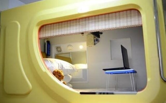 Simple Capsule Hotel