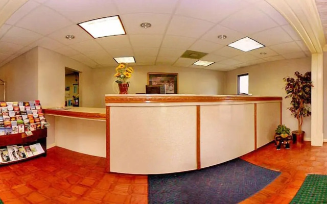 Econo Lodge Canton I-55