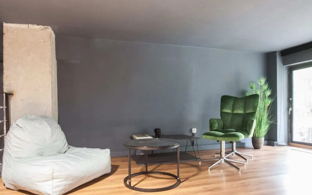 Modern Industrial Apt In Neos Kosmos