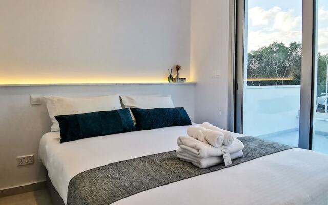 Phaedrus Living: Seaside Deluxe Flat Harbour 107