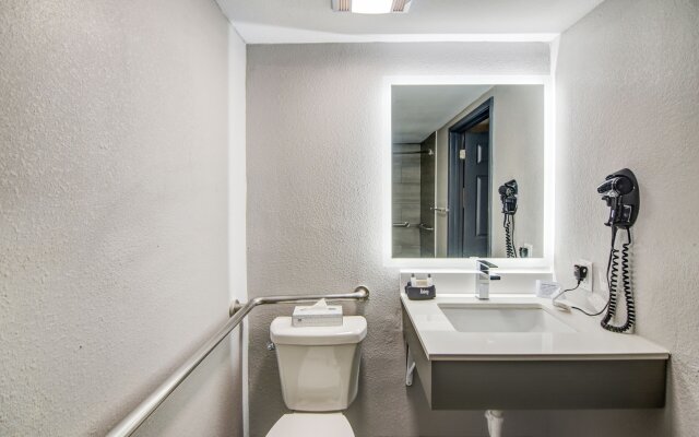 Emerald Coast Inn & Suites