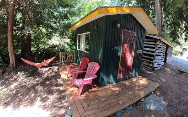 Up The Creek Backpacker's Lodge