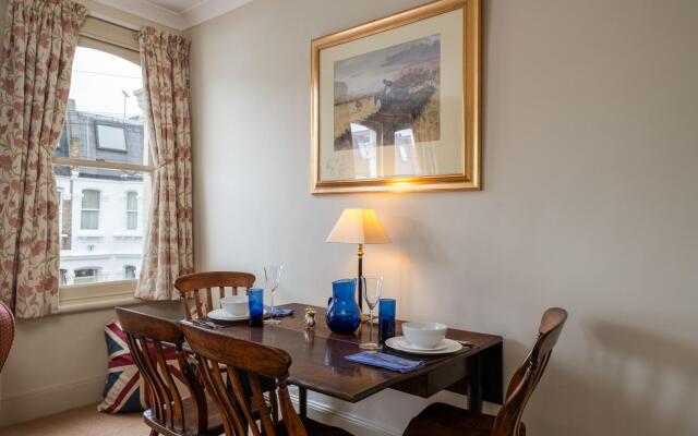 Traditional Fulham Home Close to the River Thames by Underthedoormat