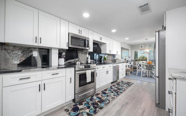 Beachcomber 304, 2BRs, Pool, Beach, Near Mayo Clinic, Sleeps 4
