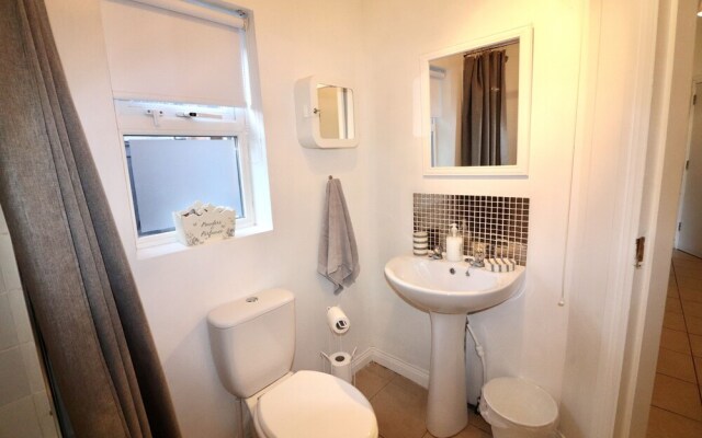 Sleeps 4 only 5 min by taxi