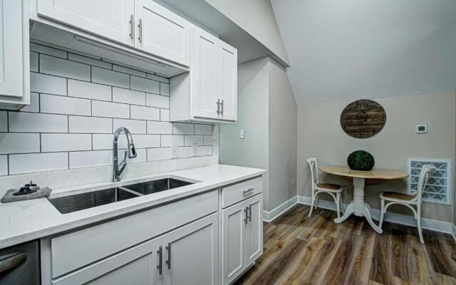 Stylish 1BR Condo 1 Mile To Downtown