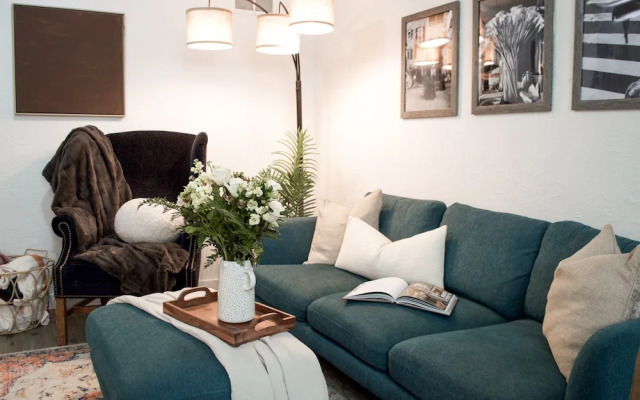 Storybook Flat Cozy 2BR Near Wash Park DU