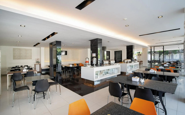 Leenova Hotel