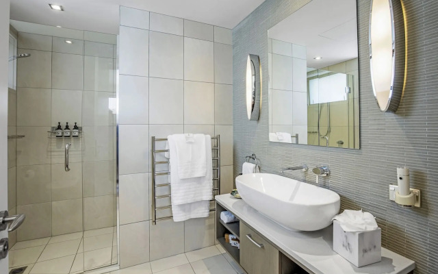 The Rees Hotel, Luxury Apartments & Lakeside Residences