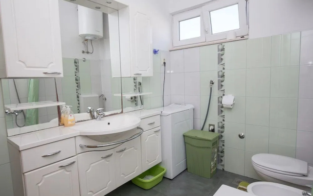Apartments and Room Thea