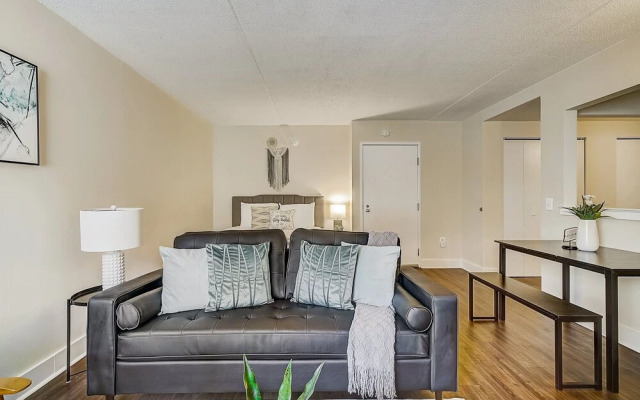 FRONTDESK The Cosmopolitan Apts Philadelphia