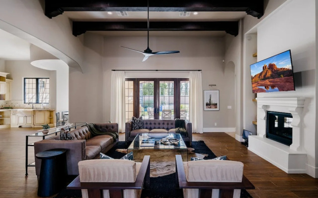 Luxe Poolside Paradise-pool & Spa-vanity Station