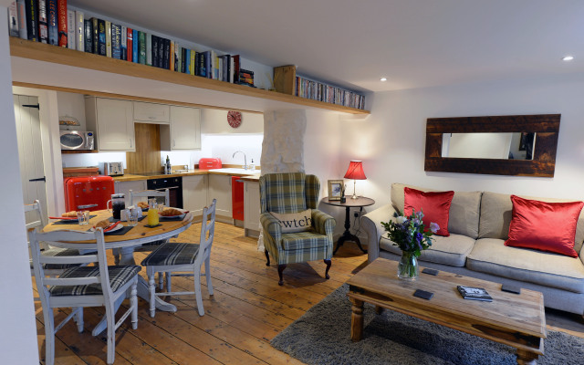 The Cwtch - Luxury Cottage, Sea Views, Pet Friendly