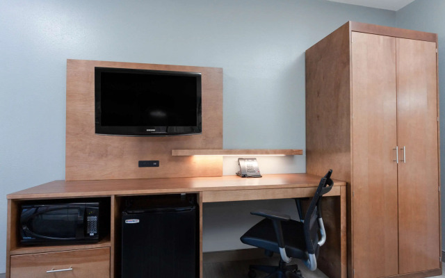 La Quinta Inn & Suites by Wyndham Ft. Myers-Sanibel Gateway