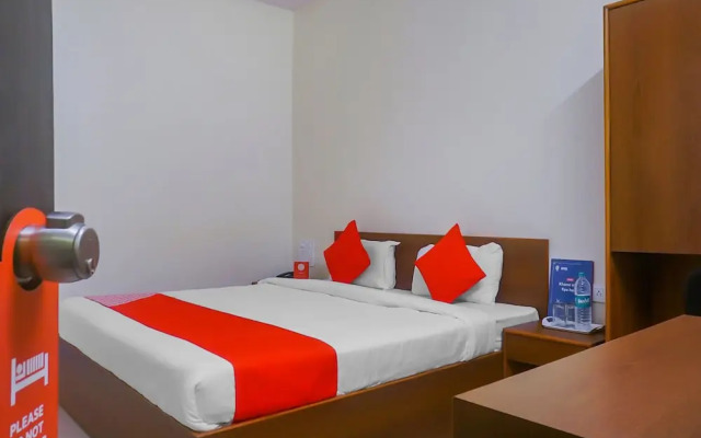 OYO 11551 Hotel Pioneer 2