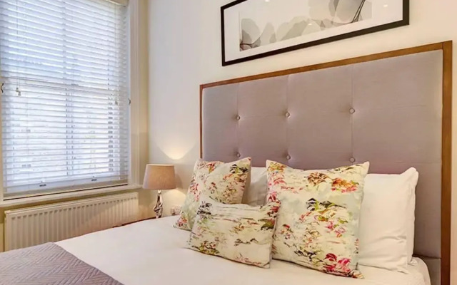 Bright Three Bedroom Apartment in Hammersmith, London