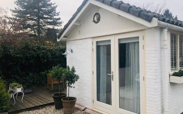 Tiny house in tuin van de statige villa Mariahof