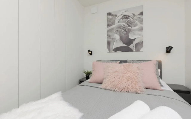 Nowogrodzka Apartment by Renters