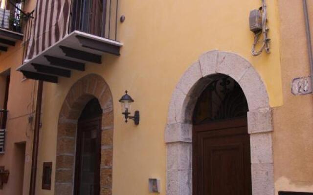 La Finestra Sotto La Rocca