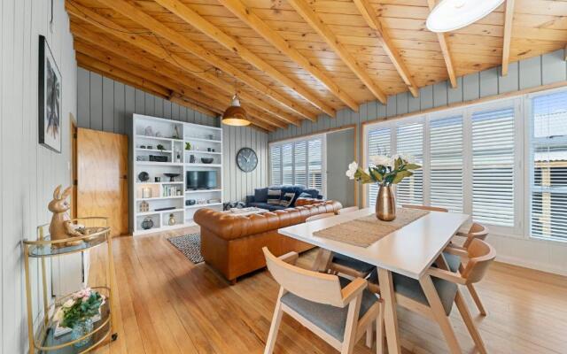 The Walnut Tree House - Martinborough Holiday Home