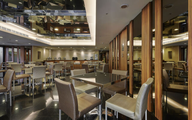 Delton Hotel Love River