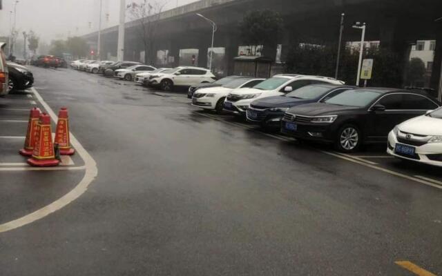 Hanting Hotel Sixin Avenue Metro Station