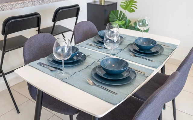 Refined 1BR Retreat in The Point Tower - Marina